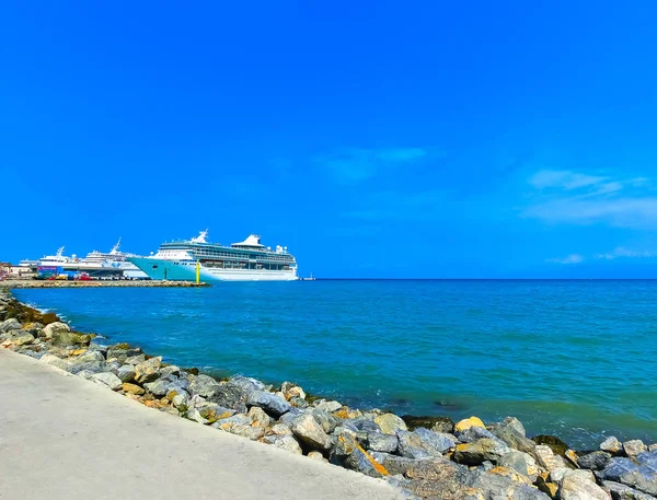 クシャダス、トルコ - 2015 年 6 月 9 日: クルーズ船クシャダス港でロイヤル ・ カリビアン ・ インターナショナルによって海の素晴らしさ. — ストック写真