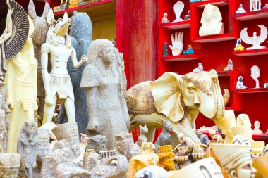 Sharm El Sheikh, Mısır - 13 Nisan 2017: kaymak gibi kediler ve Mısır Hediyelik eşya dükkanında heykelciği