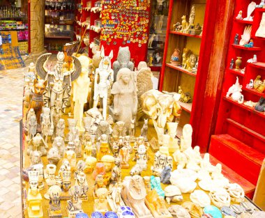 Sharm El Sheikh, Mısır - 13 Nisan 2017: kaymak gibi kediler ve Mısır Hediyelik eşya dükkanında heykelciği