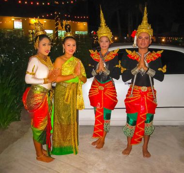 Nai Yang, Tayland - 11 Şubat 2010: Nai Yang, 11 Şubat 2010 tarihinde Tayland, geleneksel elbise poz sanatçılar Tay geleneksel dans