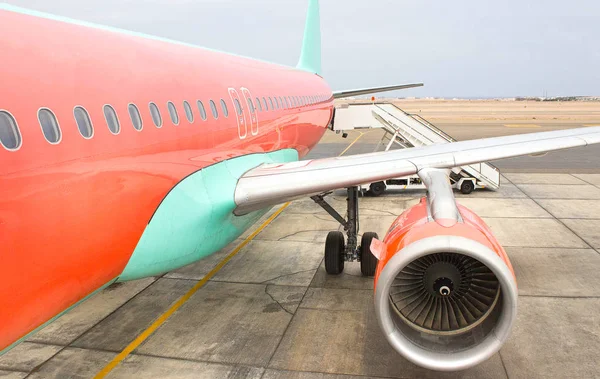 Avión preparándose para despegar en aeropuerto internacional — Foto de Stock