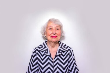 Gülümseyen bir yaşlı kadın portresi