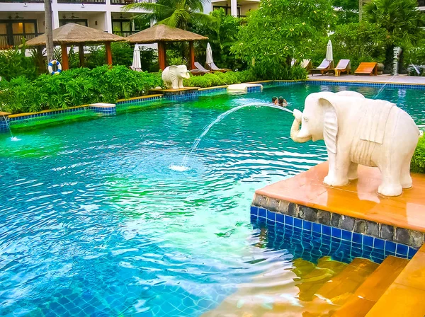 Maisons, chaise longue et belle piscine avec palmier, Samui, Thaïlande — Photo