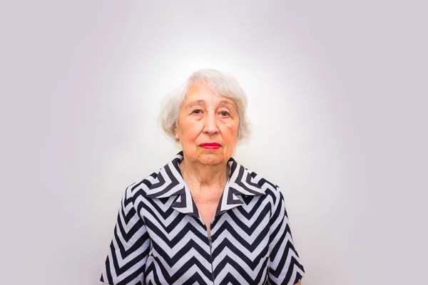 Anciana mujer seria — Foto de Stock