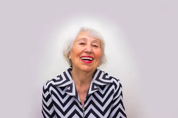 El retrato de una anciana riendo — Foto de Stock