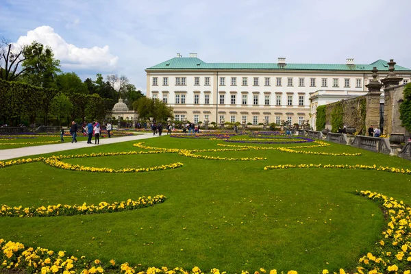Salzburgo, Austria - 01 de mayo de 2017: Una parte de los hermosos jardines Mirabell en Salzburgo — Foto de Stock