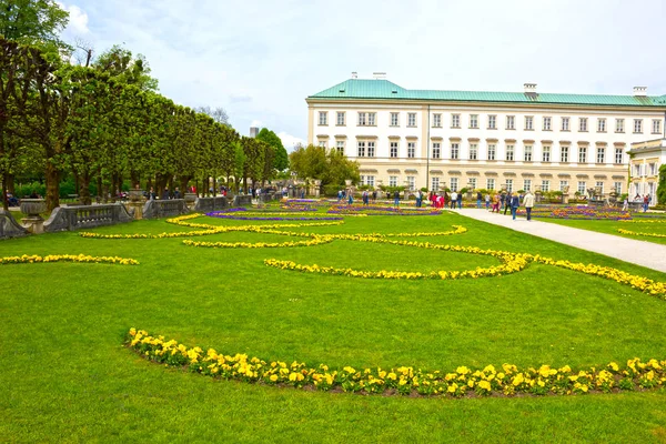 Salzburgo, Austria - 01 de mayo de 2017: Una parte de los hermosos jardines Mirabell en Salzburgo — Foto de Stock