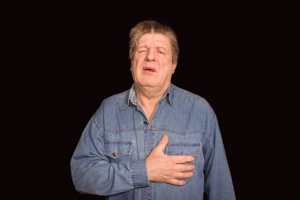 Porträtt av gammal man med smärta i ett hjärta på svart bakgrund — Stockfoto