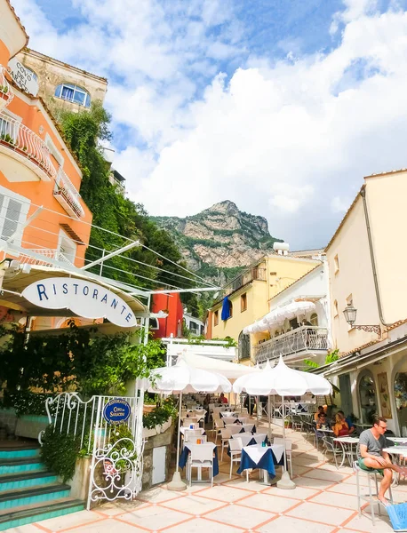 Positano, İtalya - 11 Eylül 2015: Positano - Amalfi Coast Campania, İtalya güzel Akdeniz Köyü, dinlenme insanlar — Stok fotoğraf