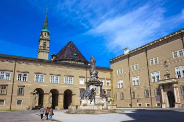 Tertemiz sütun veya Meryem Wolfgang ve Johann Baptist Hagenauer tarafından Başpiskopos Sigismund Graf Schrattenbach için merkezi katedral Meydanı'nda heykel. Salzburg, Avusturya. Günbatımı.