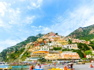 Positano, İtalya - 11 Eylül 2015: insanlar, Positano, İtalya çarpıcı Amalfi Sahili boyunca dinlenme.
