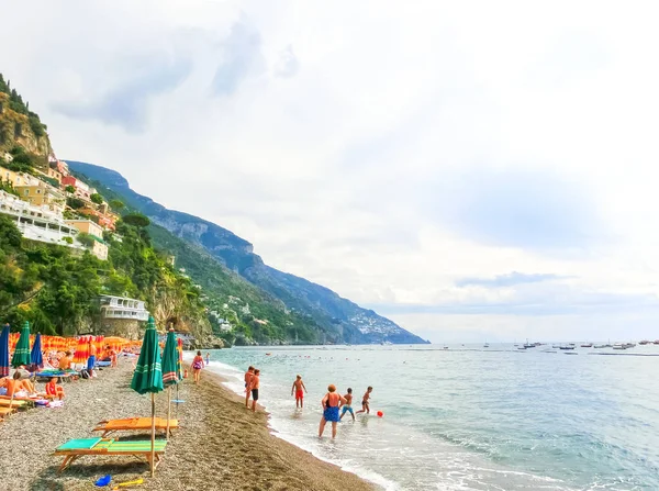 Positano, Itália - 11 de setembro de 2015: As pessoas que descansam em Positano, Itália, ao longo da deslumbrante Costa Amalfitana . — Fotografia de Stock