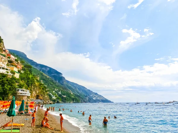 Positano, Włochy - 11 września 2015: Ludzie odpoczynek w Positano, Włochy na wybrzeżu Amalfi. — Zdjęcie stockowe