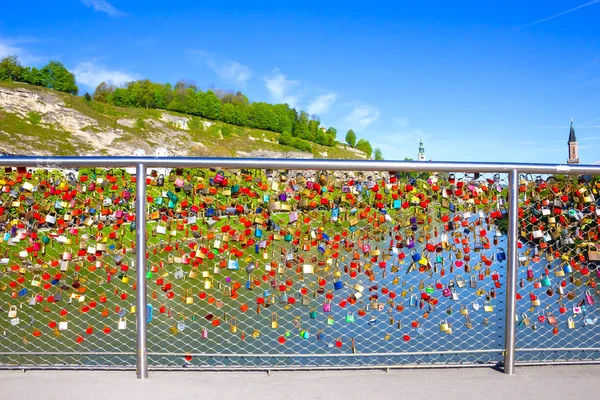 A cerca da ponte coberta com fechaduras em Salzburgo — Fotografia de Stock