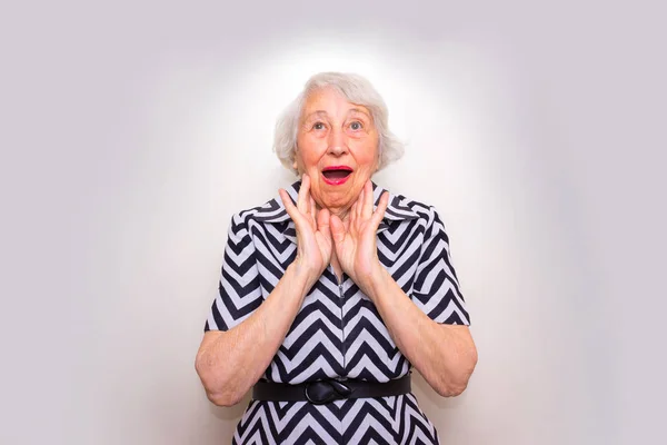Пожилая Женщина Удивлена Сером Фоне Студии Эмоциями Страха Лице — стоковое фото