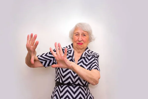Femeia în vârstă jignită respinge oferta cu mâinile ei — Fotografie, imagine de stoc