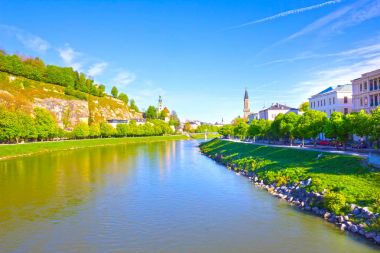 Yaz, Salzburg, Avusturya Festung Hohensalzburg ve partnerliğindeki Nehri ile Salzburg siluetinin güzel manzara