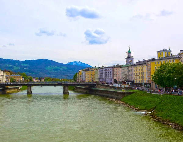 Piękny widok na Salzburg z rzeki Salzach, w lecie, Salzburg, Austria — Zdjęcie stockowe