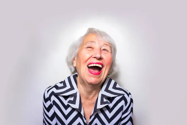 Портрет смеющейся старухи — стоковое фото
