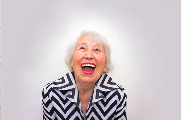 Het portret van een lachende oude vrouw — Stockfoto