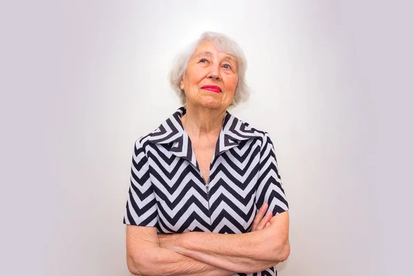 Retrato de una mujer mayor soñadora sentada con los ojos cerrados . —  Fotos de Stock