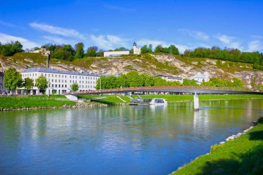 Panoramik nehir partnerliğindeki, Salzburger arazi, Avusturya ile Salzburg Skyline
