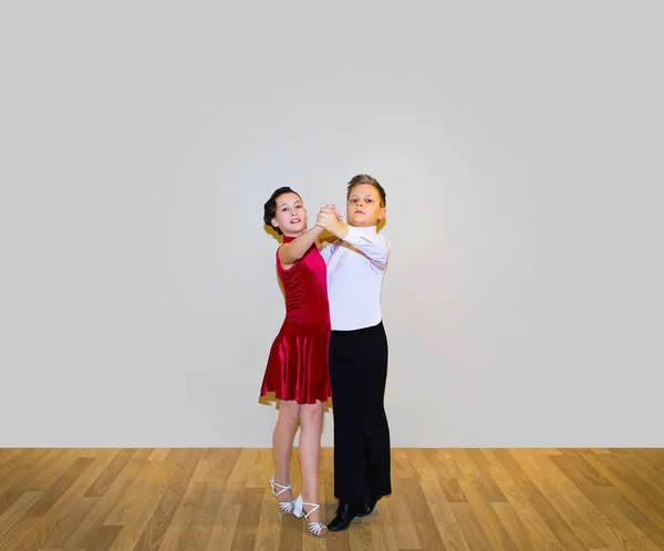 Młody Chłopak Dziewczyna Pozuje Studio Tańca Szaro Koncepcja Tańca Towarzyskiego — Zdjęcie stockowe