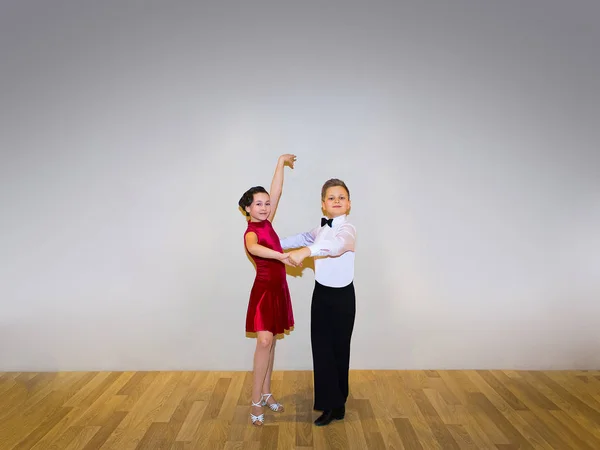 Młody Chłopak Dziewczyna Pozuje Studio Tańca Szaro Koncepcja Tańca Towarzyskiego — Zdjęcie stockowe