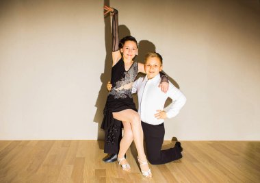 Genç erkek ve kız dans stüdyosu gri poz. Balo salonu dans kavramı