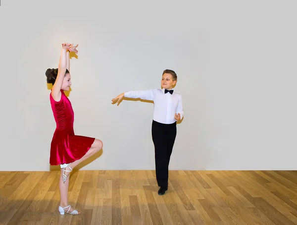 Niño Niña Posando Estudio Baile Gris Concepto Baile Salón —  Fotos de Stock