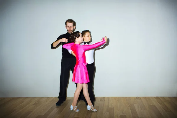 The young boy and girl posing at dance studio — Stock Photo, Image