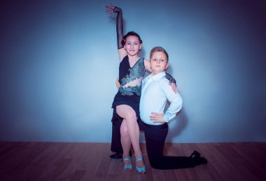 Genç erkek ve kız dans stüdyosu gri poz. Balo salonu dans kavramı