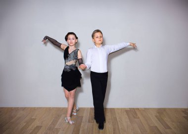 Genç erkek ve kız dans stüdyosu gri poz. Balo salonu dans kavramı