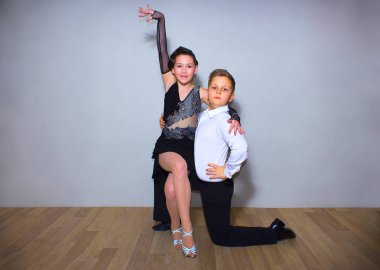 Genç erkek ve kız dans stüdyosu gri poz. Balo salonu dans kavramı