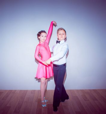 Genç erkek ve kız mavi tango duruş içinde dans stüdyosunda poz. Balo salonu dans kavramı