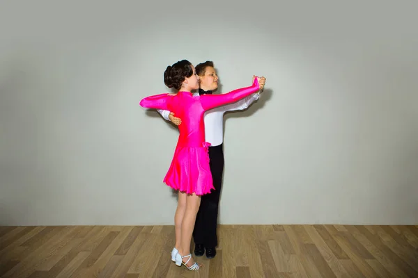 Niño Niña Posando Estudio Baile Gris Concepto Baile Salón —  Fotos de Stock