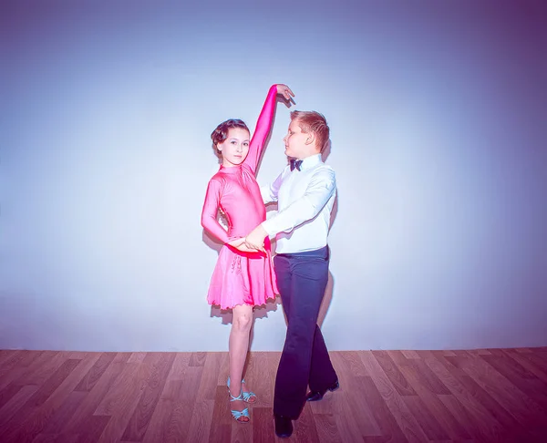 Niño Niña Posando Estudio Baile Azul Postura Tango Concepto Baile —  Fotos de Stock