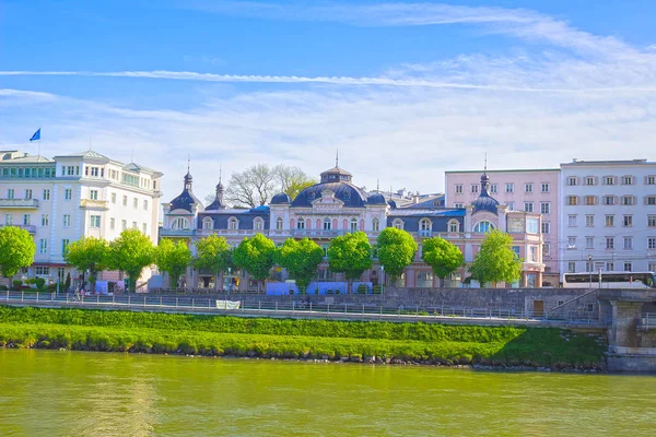 Bella vista sullo skyline di Salisburgo con il fiume Salzach in estate, Salisburgo, Austria — Foto Stock