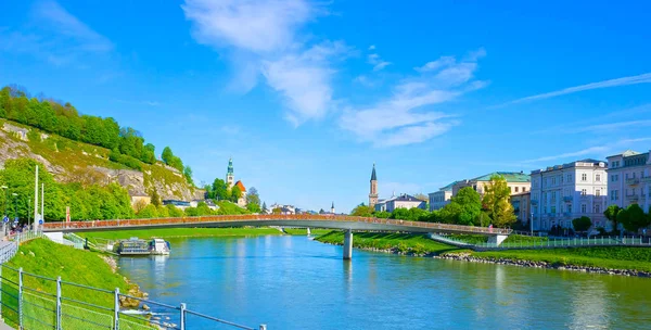 Gyönyörű kilátás nyílik Salzburg városára, a Salzach-folyó nyáron, Salzburg, Ausztria — Stock Fotó