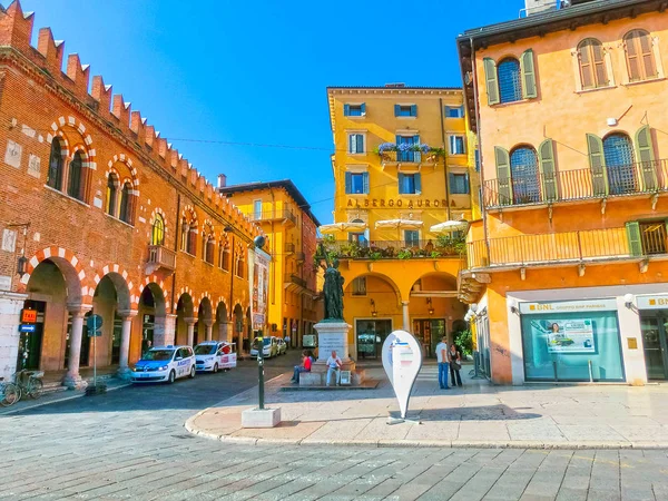 Verona, Italia - 22 de septiembre de 2014: La pared del castillo Scaligeri en la calle Verona, destino turístico en la región de Véneto de Italia — Foto de Stock