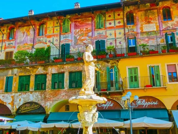 Piazza delle erbe na rua Verona, destino turístico na região de Veneto, Itália — Fotografia de Stock