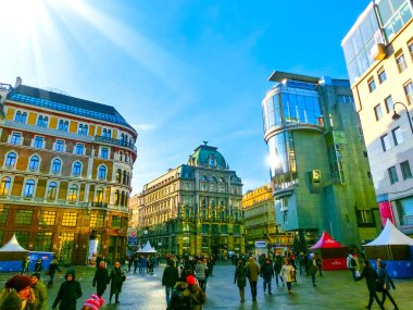 Vienna, Avusturya - 02 Ocak 2015: Viyana, Avusturya için saatin yanında stok-im-Eisen-Platz üzerinde giden insanlar