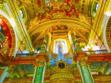 Vienna, Avusturya - 02 Ocak 2015: Güzel Cizvit Kilisesi veya Jesuitenkirche, Viyana, Avusturya iki katlı, çift-kule kilisede iç