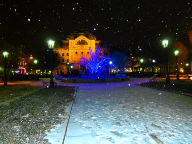 Kosice, Slovakya ana caddede şarkı çeşmede oburleri kış gecesi