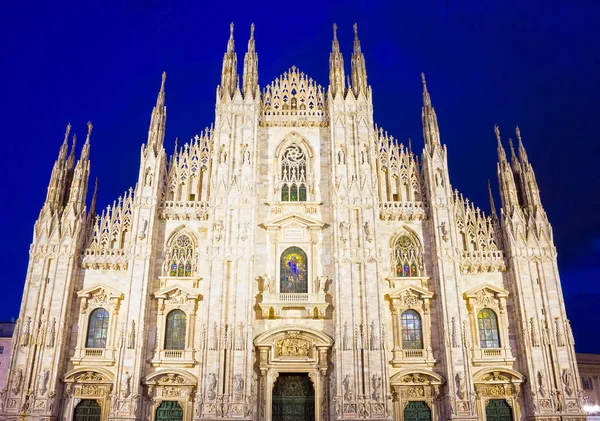 Vista noturna da Catedral de Milão ou Duomo di Milano — Fotografia de Stock