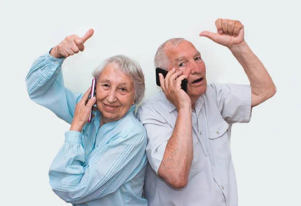 Äldre par hemma använder smartphones — Stockfoto