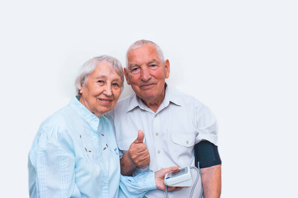 Аппарат измерения давления в руках пожилой женщины
.