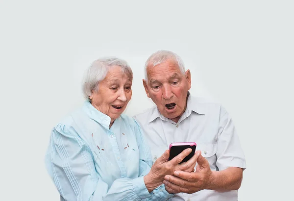 Idősebb pár otthon segítségével okostelefon — Stock Fotó