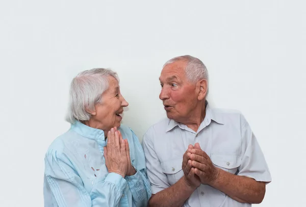 La pareja de ancianos en el fondo del estudio — Foto de Stock