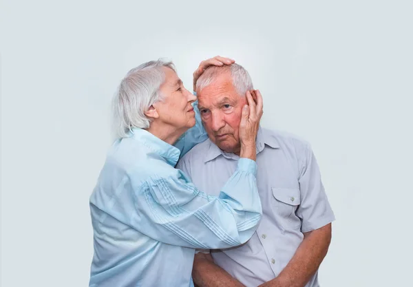 Äldre par på studio bakgrund — Stockfoto